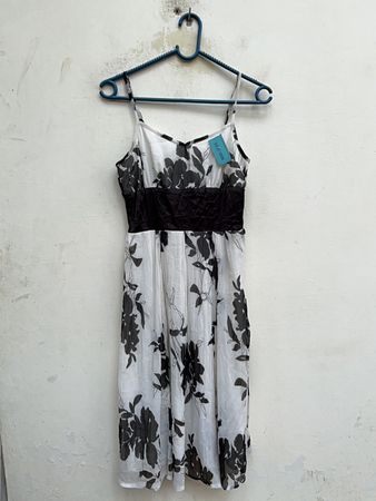 Robe mini à bretelles spaghetti à imprimé floral noir Zara