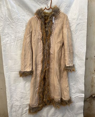 Abrigo de piel con borde de piel