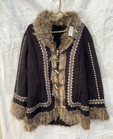 Chaqueta con ribete de piel y diseño bordado