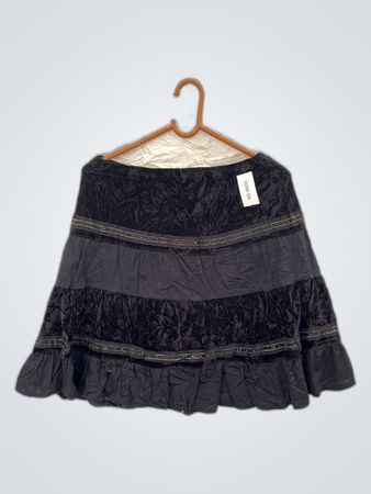 Schwarzer gestufter Volantrock