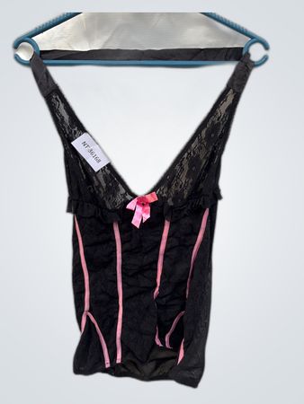 Body en dentelle avec accents roses