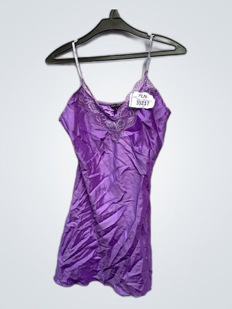 Lila Chemise mit Spitze