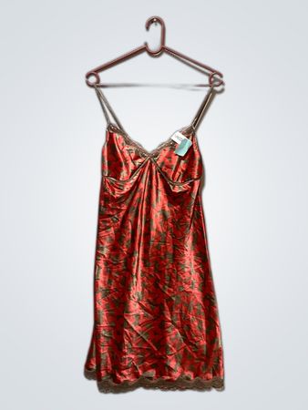 Rote Blumen-Nachtwäsche