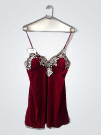 Camisole en velours rouge avec dentelle