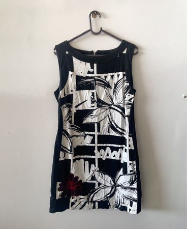 Robe florale noire et blanche