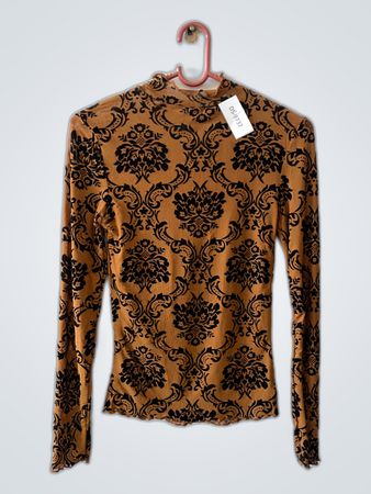 Long-sleeved brown shirt with black pattern