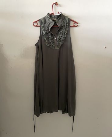 Sleeveless Ruffle Collar Blouse