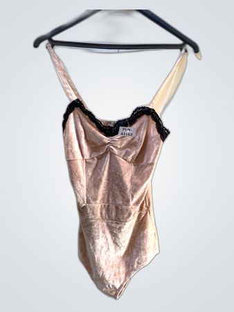 YIFERIERIER Peach Velvet Bodysuit