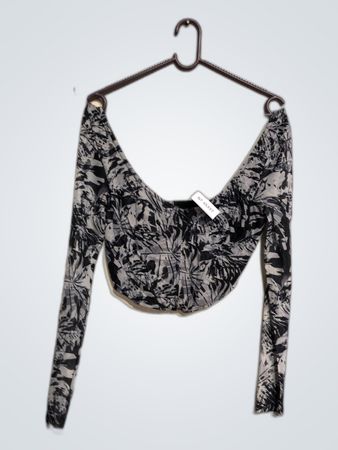 Long Sleeve Crop Top with Black and Gray Pattern