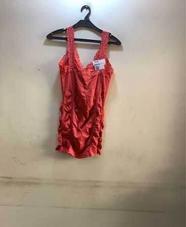 Rote Spitzen-Camisole