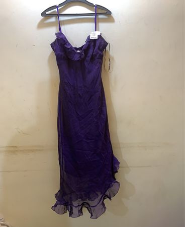 Lila Rüschenkleid