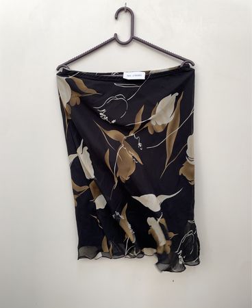 Schwarzer Blumenkleid