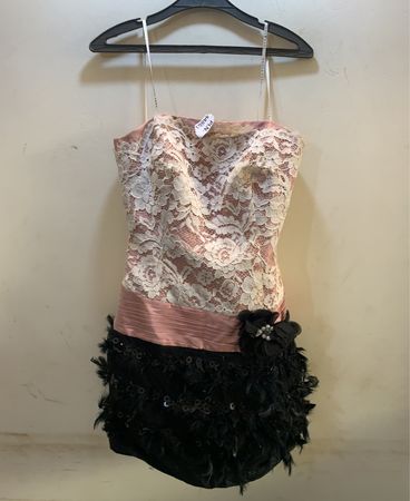 Rosa und schwarzes Spitzenkleid