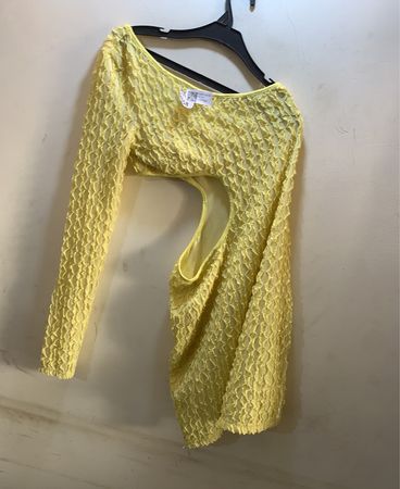 Gelbes Rüschenshirt