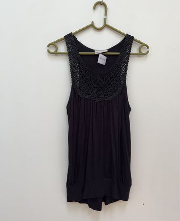 Schwarzes Tanktop mit Spitzenbesatz