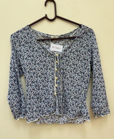 Blaue Blumenbluse