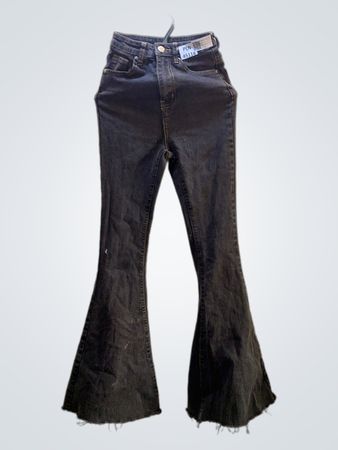 Dunkelgraue ausgestellt Jeans