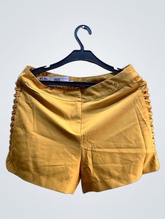 Gelbe Shorts