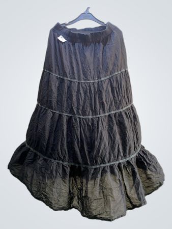 Schwarzer gestufter Rock