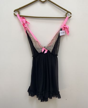 Schwarze Chemise mit pinkfarbenen Riemen