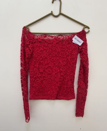 Rotes Spitzenoberteil