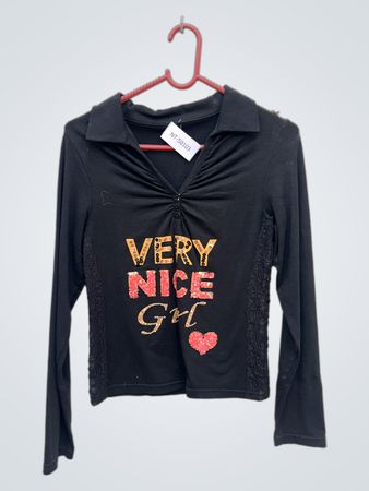 Schwarzes Langarmoberteil mit 'VERY NICE Girl' Druck