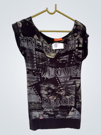 Grafisches T-Shirt mit Freiheit, Liebe, Frieden Design