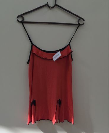 Rotes Tanktop mit schwarzem Besatz