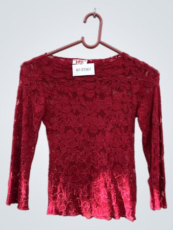 Roter Spitzenoberteil