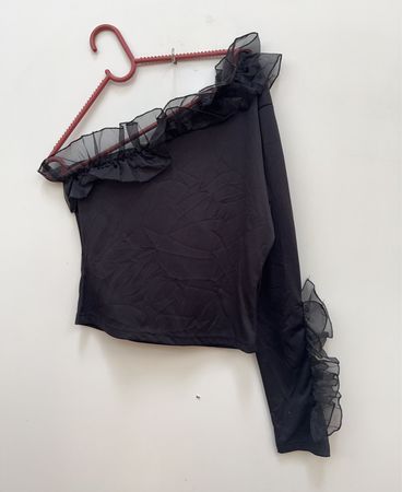 Schwarzes Rüschenshirt