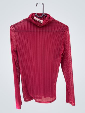 Roter gerippter Rollkragensweater