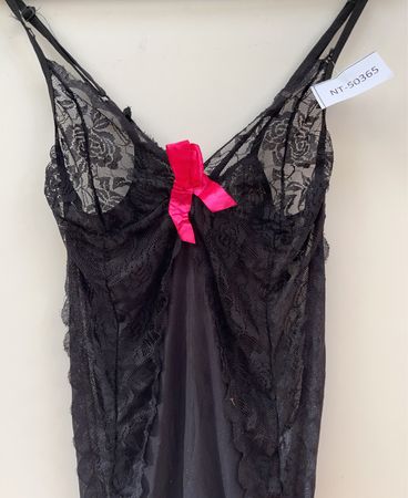 Schwarzes Spitze-Chemise mit rosa Schleifen