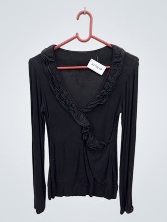 Schwarzes Langarmoberteil mit Rüschenausschnitt