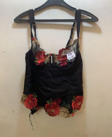 Schwarzer Body mit roten Blumen