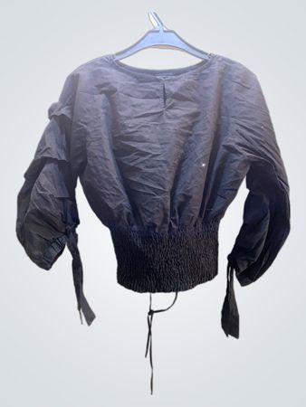 Schwarzes Rüschentop mit SpitzenDetails