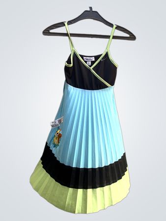 Blaues und schwarzes plissiertes Kleid mit Eichhörnchen-Design