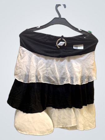 Schwarz-weißes Rüschenshirt