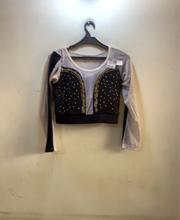 Langärmliges Crop-Top mit Strasssteinen