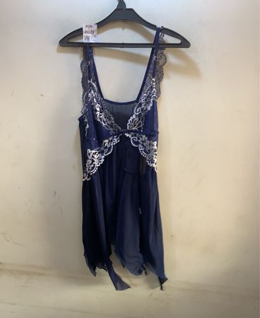 Blaues Spitzenkleid