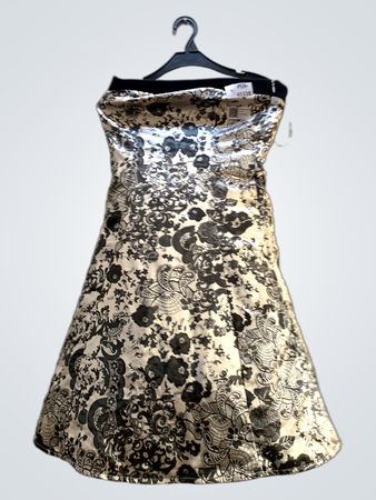 Schwarz-weißes Blumenkleid