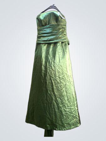 Grünes Satin-Kleid