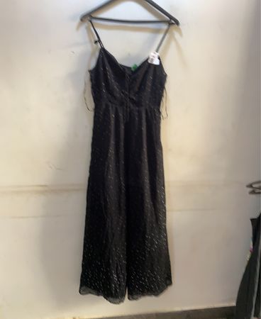 Schwarzes Kleid mit kleinen Sternen