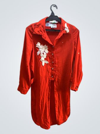 Rotes Kurzarmhemd mit floralen Verzierungen