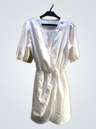 Weißes Kurzarmkleid