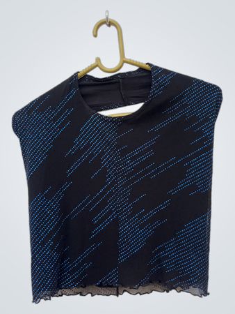 Schwarze Bluse mit blauen Punkten