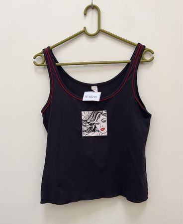 Schwarzes Tanktop mit rotem Saum
