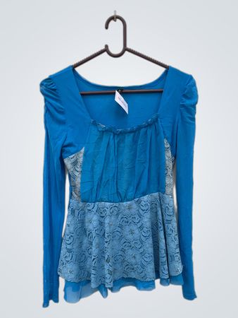 Blaues Langarm-Peplum-Top