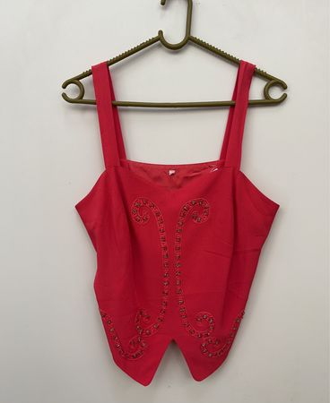 Roter Bodysuit mit Strassdesign