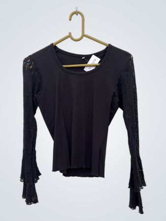 Schwarzes Spitzenshirt mit Ärmeln