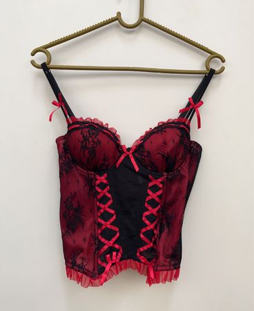 Rotes und schwarzes Spitzen-Corsett